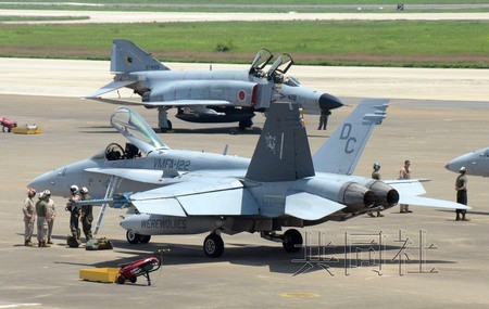 6月17日，美国海军陆战队的8架FA-18战机抵达日本航空自卫队新田原基地。照片上方为日本自卫队战机。