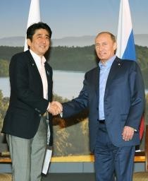 日本首相安倍晋三和俄罗斯总统普京举行了会谈。