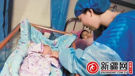 昨日,在市第一人民医院北院产房,产妇的姐姐正在照看刚出生的婴儿