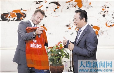 小贝向蔡振华赠送球衣。