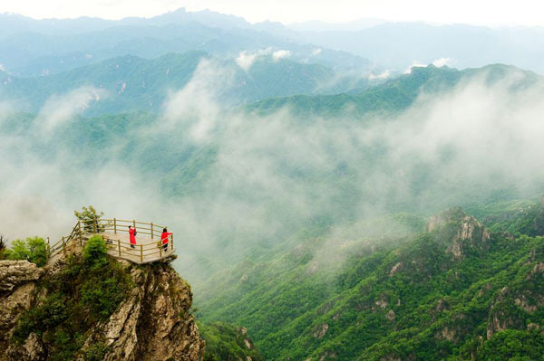 国内爬山 老君山风景名胜区位于栾川县城东区,是伏牛山世界地质