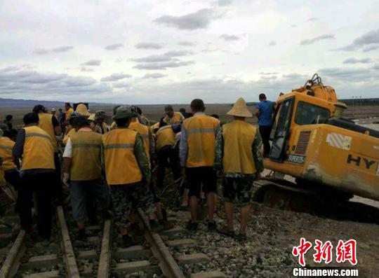 图为新疆铁路部门职工正在抢修水毁路段。