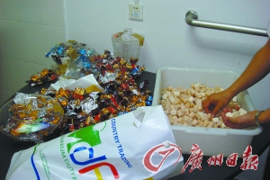 白云机场海关查获用糖果纸包装走私的象牙制品。