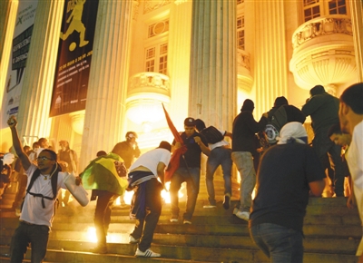 当地时间17日晚，里约热内卢，抗议者冲上政府部门大楼台阶。巴西全国多个大城市当天爆发20年来最大示威。