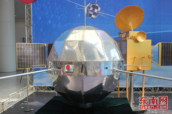 东方红一号卫星模型