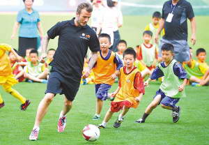 小贝南京行和小学生同场踢球