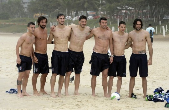 高清:意大利“男模”队巴西沙滩半裸秀身材(组图)