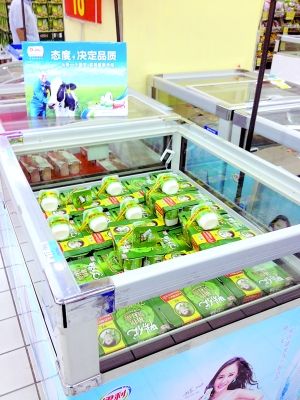芳村好又多超市,储藏酸奶的冷柜门正在敞开. (图片来源:广州日报)