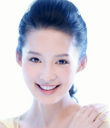 李沁:只有睫毛妆点的双眸清澈明亮,水润粉的美唇俏皮可人.