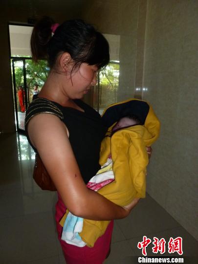 重庆一孕妇在服务区顺利产下一个男婴。 邓家香 摄