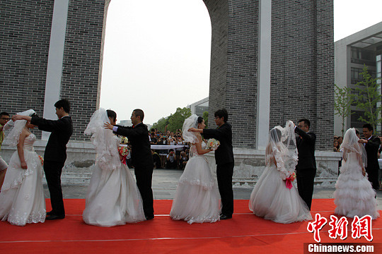 中国矿业大学举行集体婚礼 校长为五对毕业生