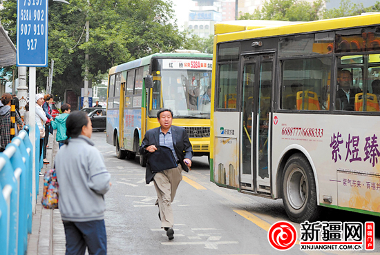 6月19日,在新华南路小西门公交车站,有人在防护栏外追赶公交车.