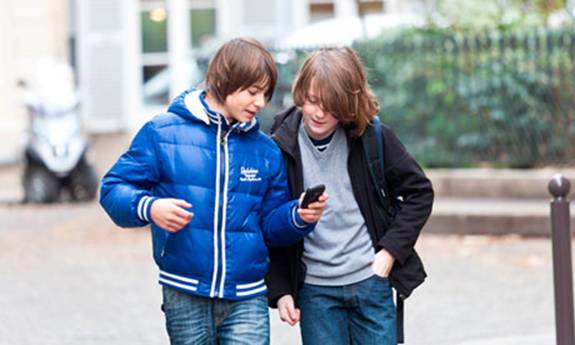 调查显示:手机易分散注意力 对青少年影响更大