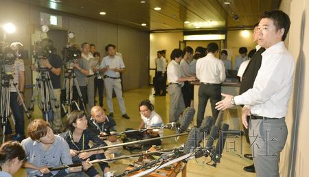 6月19日下午，桥下彻在大阪市政府接受访问时表示，若在东京都议员选举中败北将辞去日本维新会共同党首职务。（共同社）