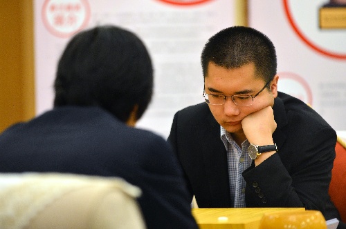 图文春兰杯围棋赛决赛决胜局陈耀烨托腮思考