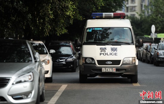 图为法院外随处可见警车巡逻.