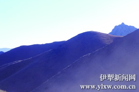 也什克列克山”和其前方的绵延山峦酷似一座巨型卧佛