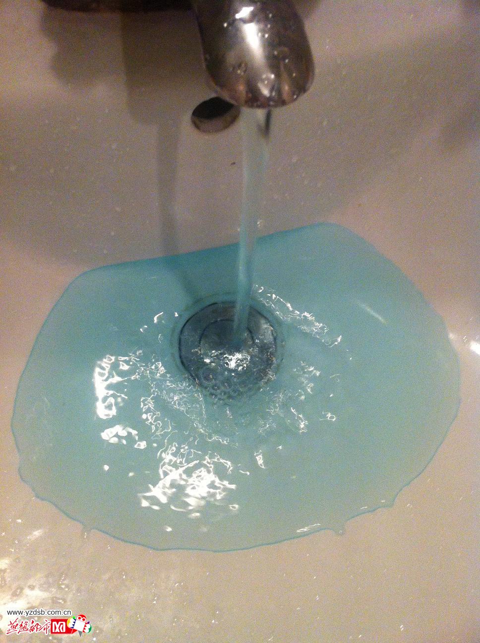 邯郸一居民家中流出蓝色自来水 原是洁厕剂作