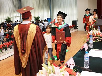 女博士牵着6岁女儿参加毕业授位(图)