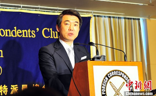日本维新会共同党首、大阪市长桥下彻5月27日下午在位于东京的驻日外国记者协会举行记者会。中新社发 孙冉 摄