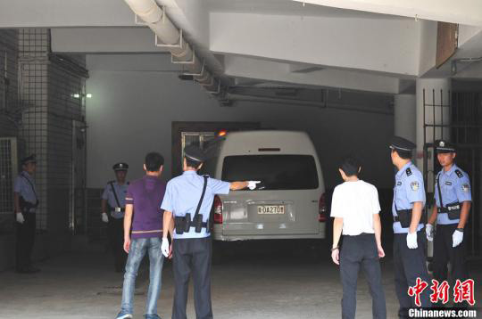 图为押送犯罪嫌疑人的警车抵达海南中院。中新社发 骆云飞摄