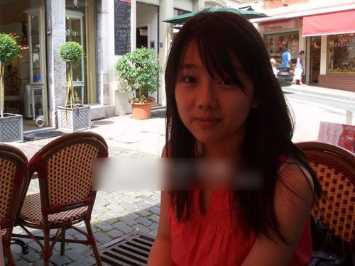 变清新美女修读钢琴专业，留学德国本硕连读胡雅斯还曾在《浪子大钦差》饰演乐乐、《新龙门客栈》饰演娃娃、《倚天屠龙记》饰演少年杨不悔。