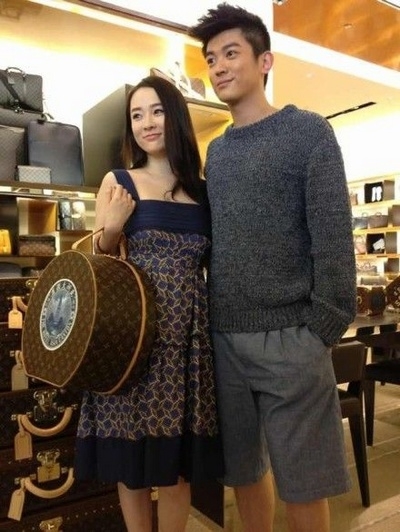 其正与最近热播剧《青瓷》中扮演"徐艺"的男演员杜江,新浮出水面的这