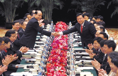 昨日,上海,海协会会长陈德铭(右)与海基会董事长林中森(左)在会谈开始前握手。 新华社记者 任珑 摄