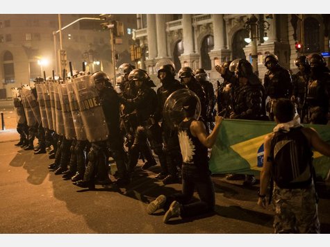 巴西抗议示威升级成暴乱 打砸抢烧一片狼藉(图)