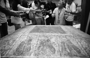 浮雕文吏怀抱十二生肖造型、间以浮雕彩绘牡丹花图案的刘济夫人墓志盖。