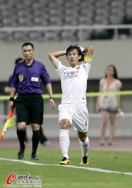 中超图:上海东亚1-0武汉卓尔 王燊超掷边线球