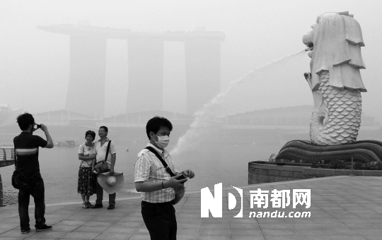 6月21日,新加坡,笼罩在雾霾中的狮子雕像和滨