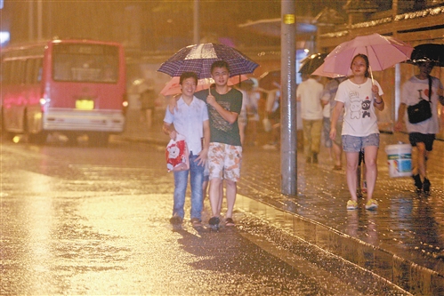 暴雨袭城 主城部分路段拥堵(组图)