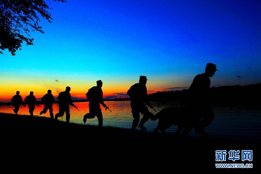 2013年6月21日，黑龙江黑河，在夜幕的掩护下，哨所官兵进行应急实战登岛演练。