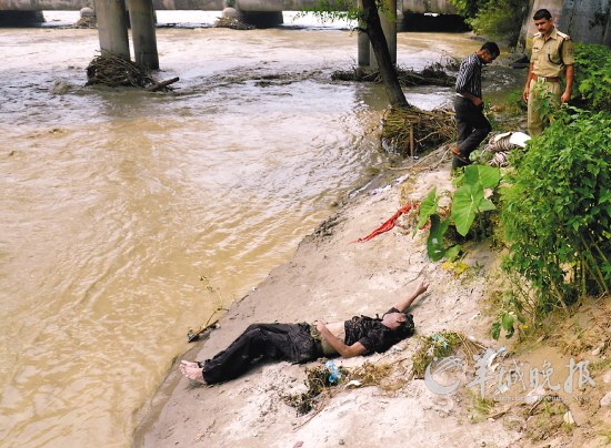 洪水稍退,河岸上躺着溺亡者的遗体