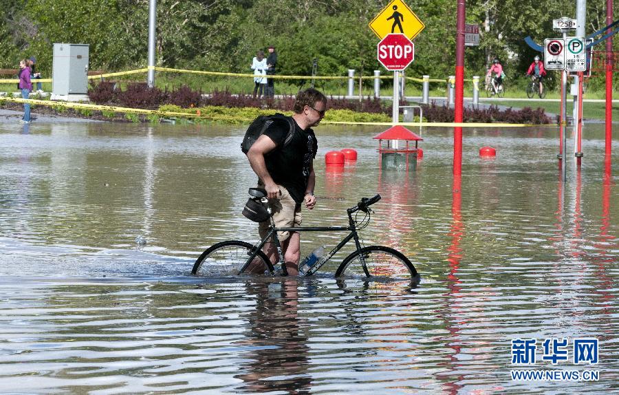 加拿大西部艾伯塔省遭遇洪灾 10万人被疏散(高