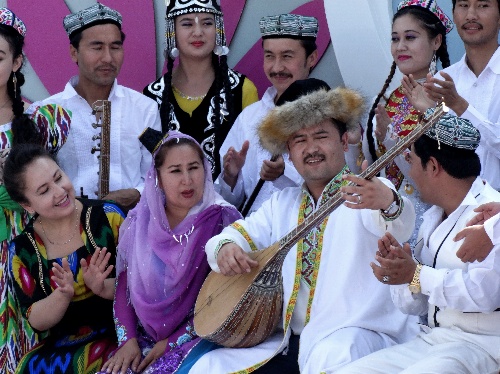 (文化)(2)新疆歌舞扮靓首都夏日