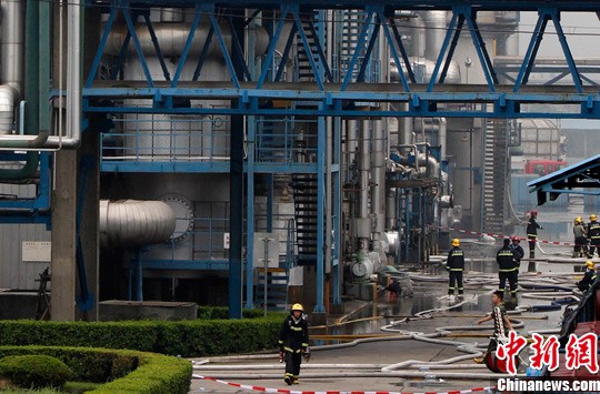 6月23日，上海浦东外高桥的华谊丙烯酸公司发生爆燃事故。汤彦俊 摄