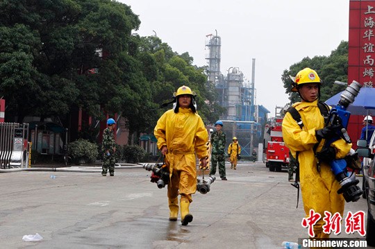 上海浦东一化工厂发生爆燃事故(组图)