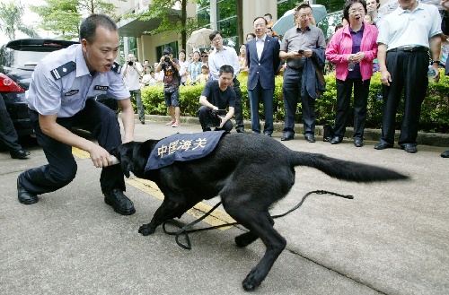 (社会)(1)珠澳两地百姓参加"缉毒犬开放日"活动