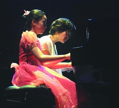 蒋烨和女儿在一起钢琴演奏。吴俊 摄