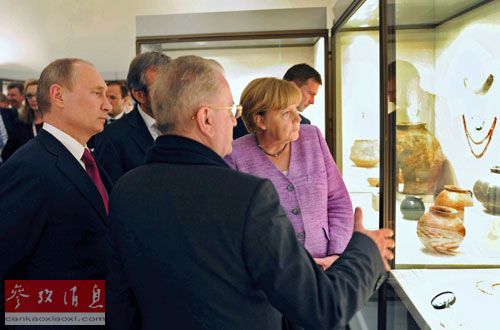 21日，普京（左一）与默克尔（右一）共同参观“青铜器时代欧洲无国界”展览。
