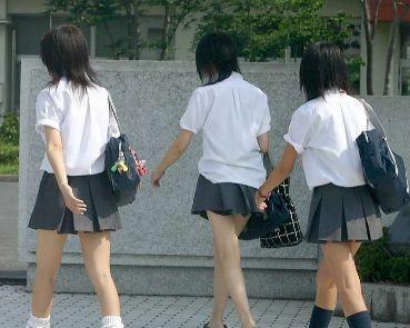 实拍日本大街上那些毫无底线女生短裙(图)