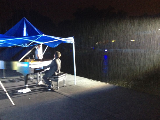 郎朗西湖雨夜演绎钢琴传奇 乐迷：又一个雨神