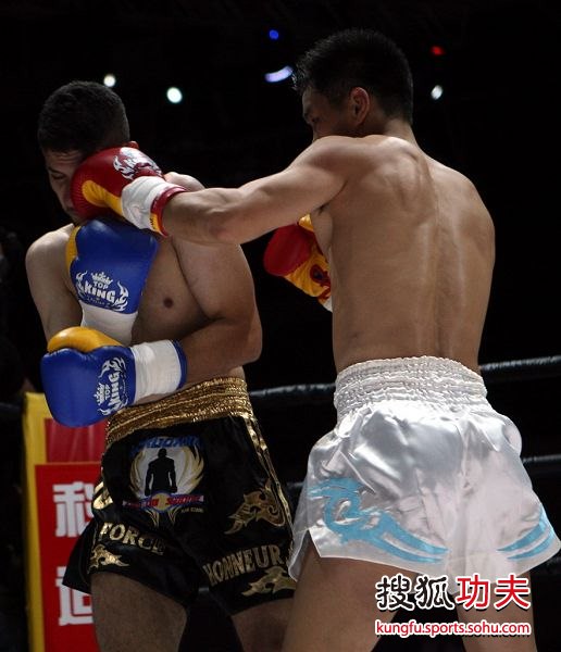 图文:武林风迪拜站董文飞tko 董文飞出拳