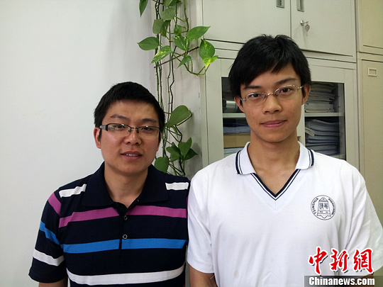 图为朱宸卓同学右与清华附中教务处副主任潘天俊。