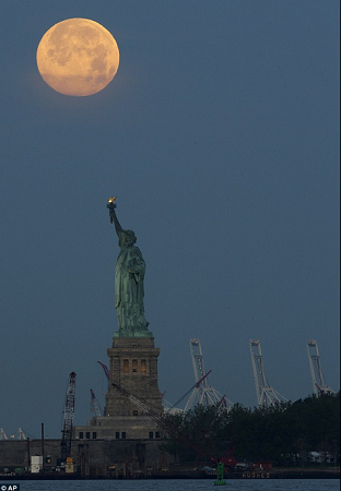 人们在美国纽约拍摄到的“超级月亮”