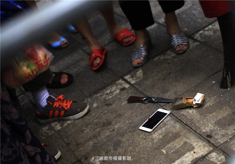 扒手被抓后划伤脖子自残 围观市民帮忙止血(组图)