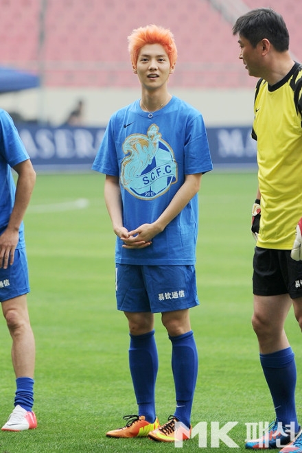 exo鹿晗xiumin上海参加足球慈善赛