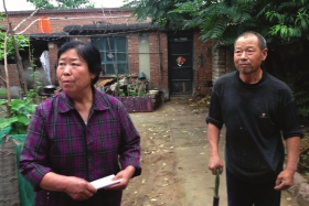 聂树斌的父亲聂学生(右)和母亲张焕枝。图/记者周喜丰
